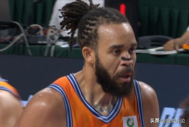 加时关键攻防接管比赛！麦基加盟上海男篮首秀18+3排球大帽付豪